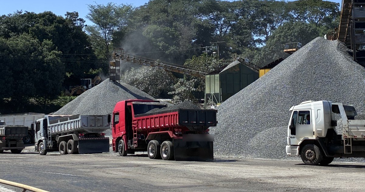 Comboio de abastecimento na mineração: o diesel que sai longe de quem confere