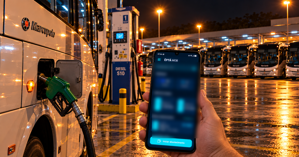 Frentista com o celular na mão ao lado do bocal de abastecimento de um ônibus, aplicativo ÈPTÁ MOB na tela
