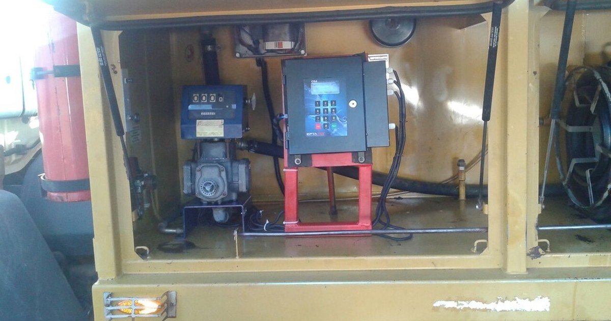 Concentrador CGA instalado ao lado do registrador da bomba, dentro do compartimento de um caminhão comboio.